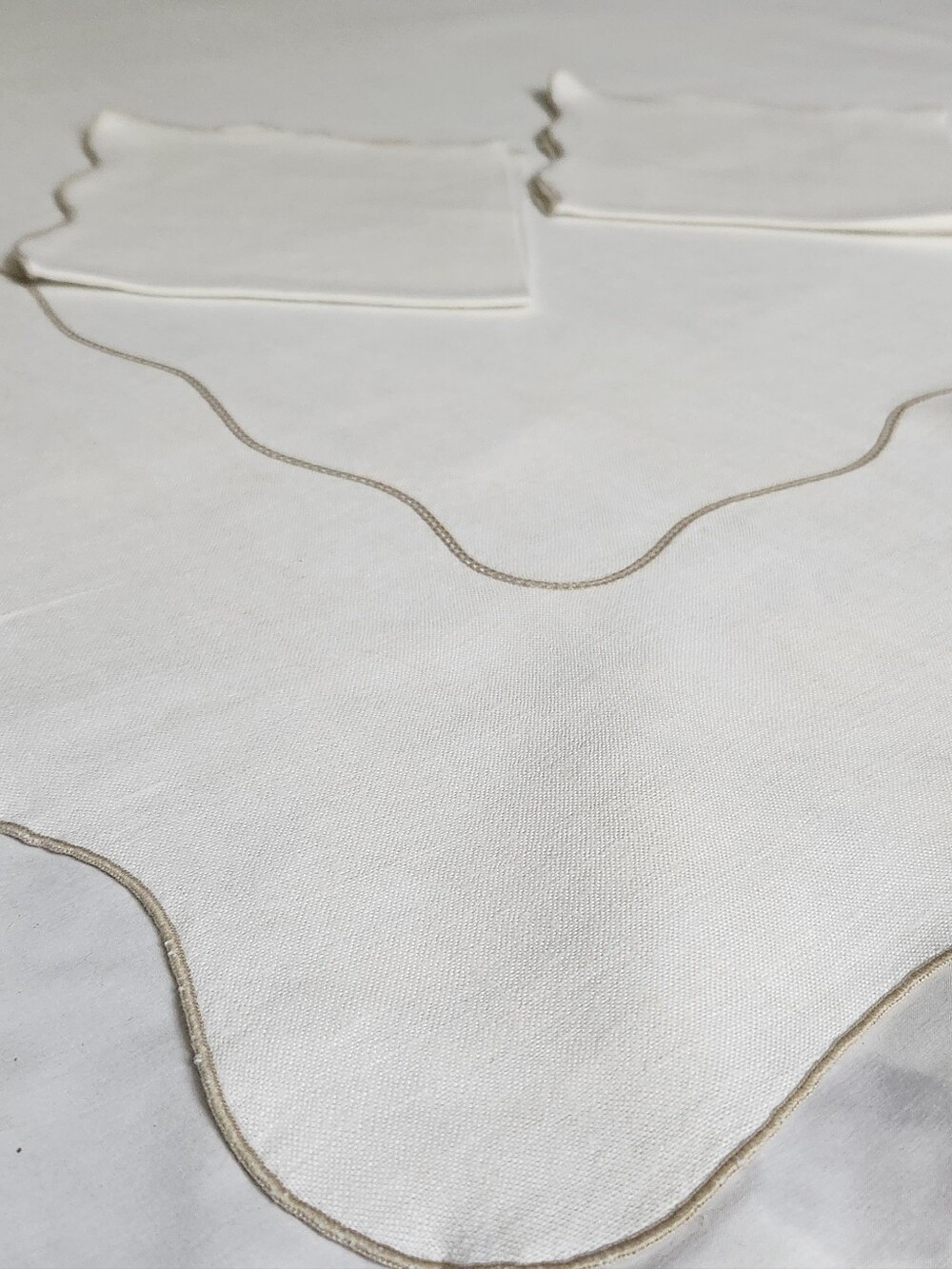 ELEGANT IVORY LINEN SCALLOPED EDGE TABLECLOTH AND 2 NAPKINS